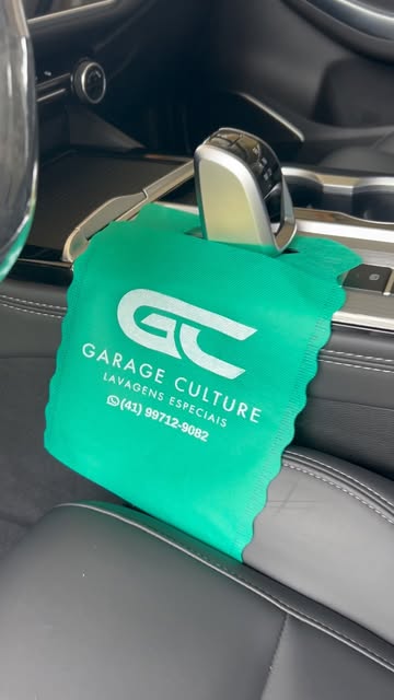 Registro do interior de um veículo com a identidade Garage Culture